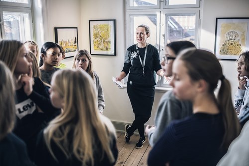 Maja formidler udstillingen 'French Kiss' til en skoleklasse under festivalen i 2019.